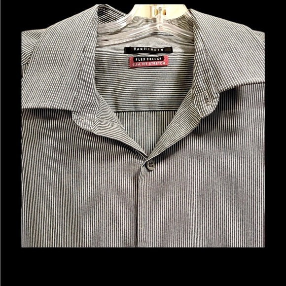 𝅺Men’s Van Heusen button down dress shirt. - Picture 4 of 8